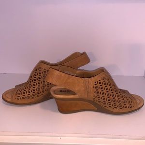 Earth Beige Wedges Sandals like new size 10